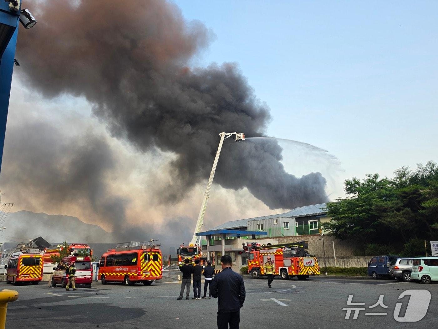 본문 이미지 - 10일 오전 0시 39분쯤 경북 경주시 건천읍 용명리 건천산업단지 내 열분해유 제조공장 기름탱크에서 불이 나 소방 당국이 진화에 나섰다.(경북소방본부 제공. 재판및 DB 금지)2026.6.10/뉴스1