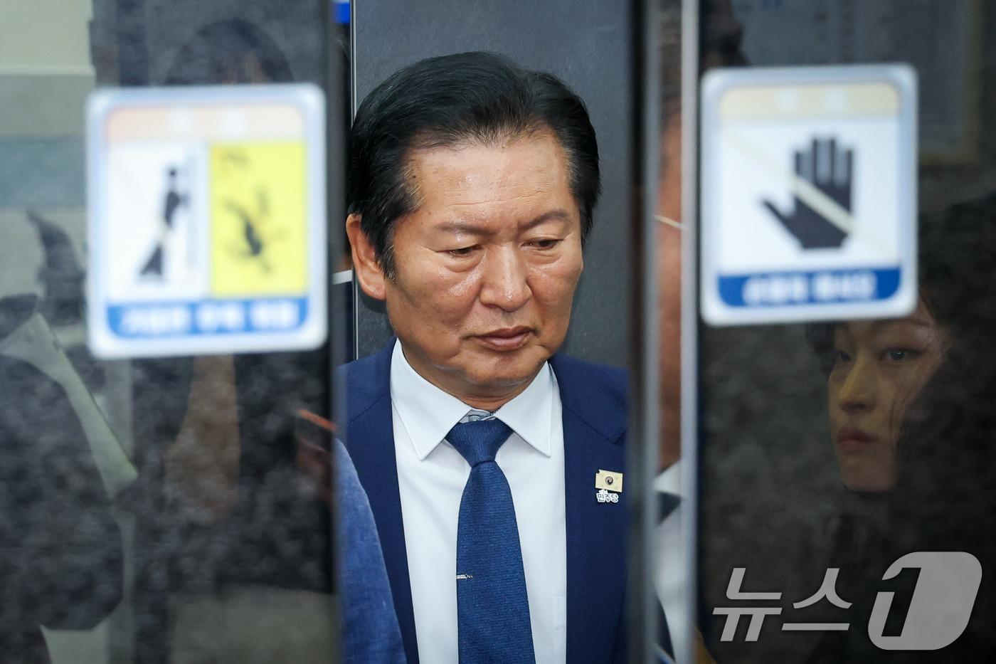 본문 이미지 - 정청래 더불어민주당 대표가 10일 오전 서울 여의도 국회에서 최고위원회의를 마친 후 취재진 질문을 받으며 이동하고 있다. 2026.6.10 ⓒ 뉴스1 안은나 기자