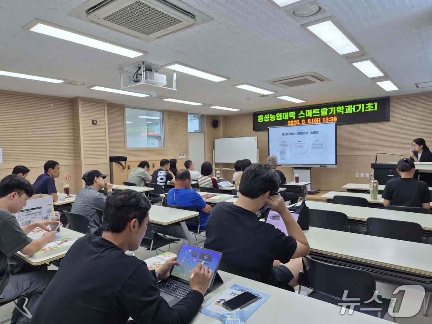 본문 이미지 - 홍성경찰서가 홍성농업기술센터에서 농업인을 대상으로 보이스피싱 예방 교육을 진행 중인 모습. (홍성경찰서 제공, 재판매 치 