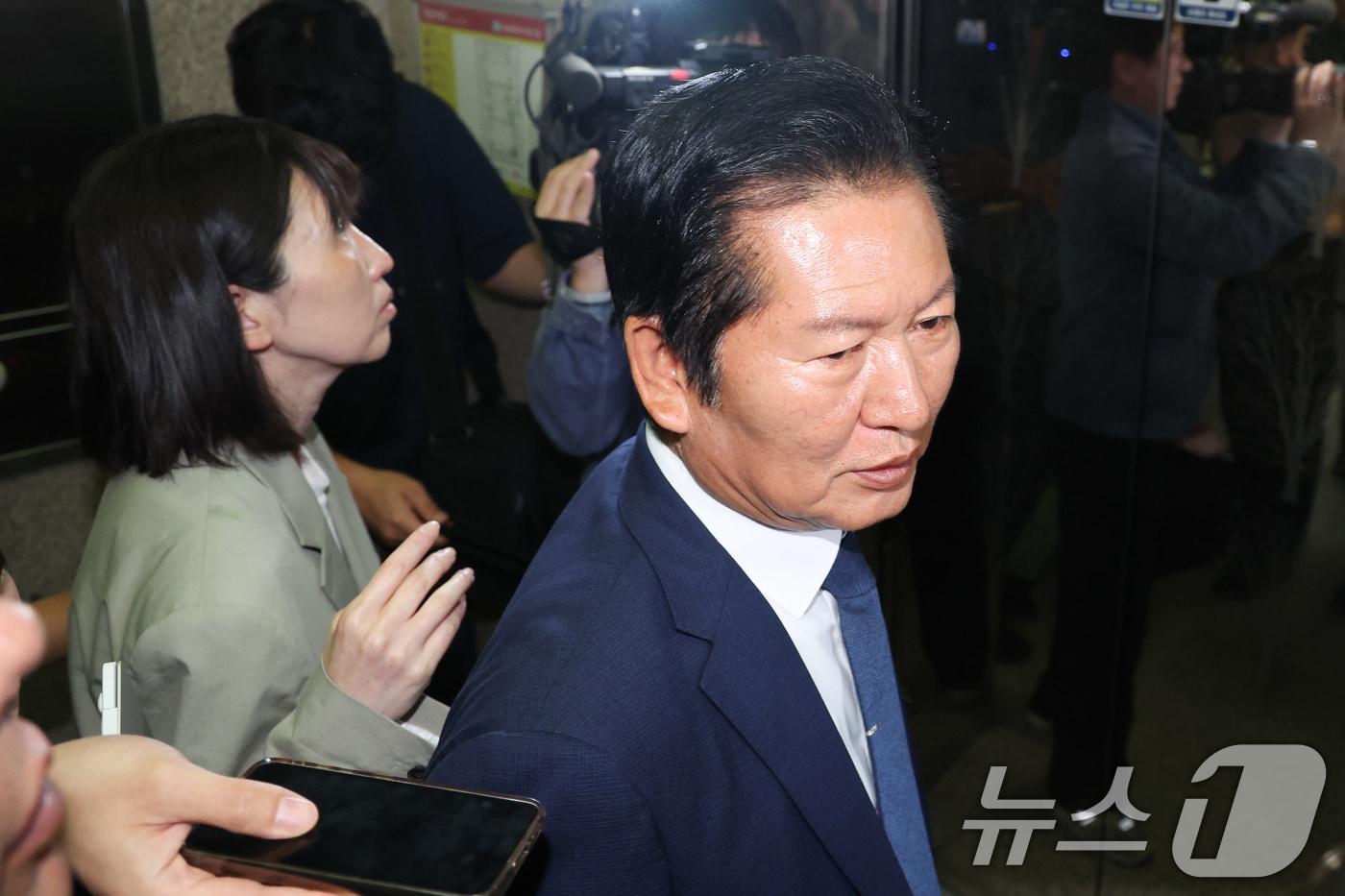 본문 이미지 - 정청래 더불어민주당 대표가 10일 오전 서울 여의도 국회에서 최고위원회의를 마친 후 취재진 질문을 받으며 이동하고 있다. 2026.6.10 ⓒ 뉴스1 안은나 기자