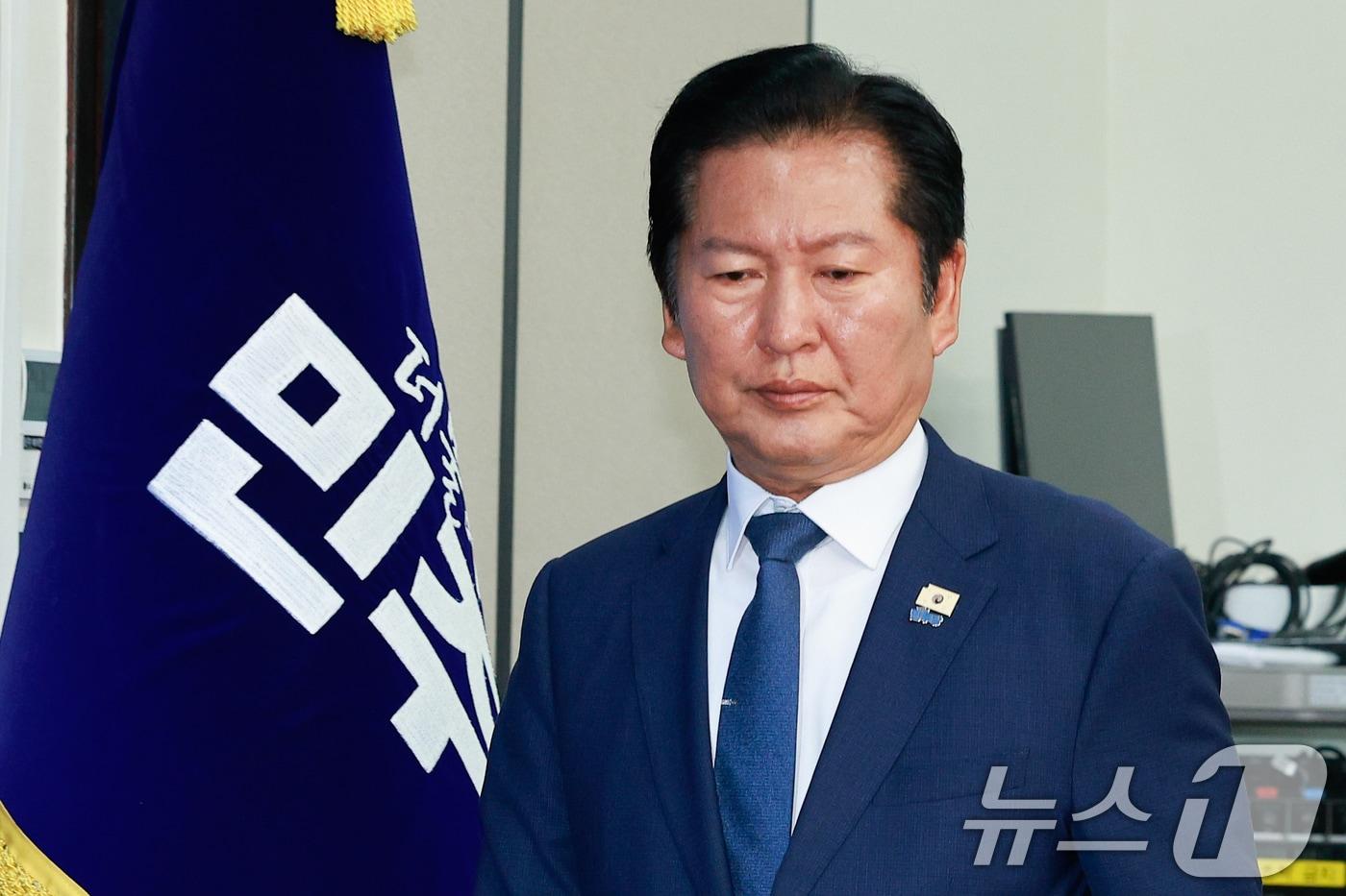 본문 이미지 - 정청래 더불어민주당 대표가 10일 오전 서울 여의도 국회에서 열린 최고위원회의에 입장하고 있다. 2026.6.10 ⓒ 뉴스1 안은나 기자