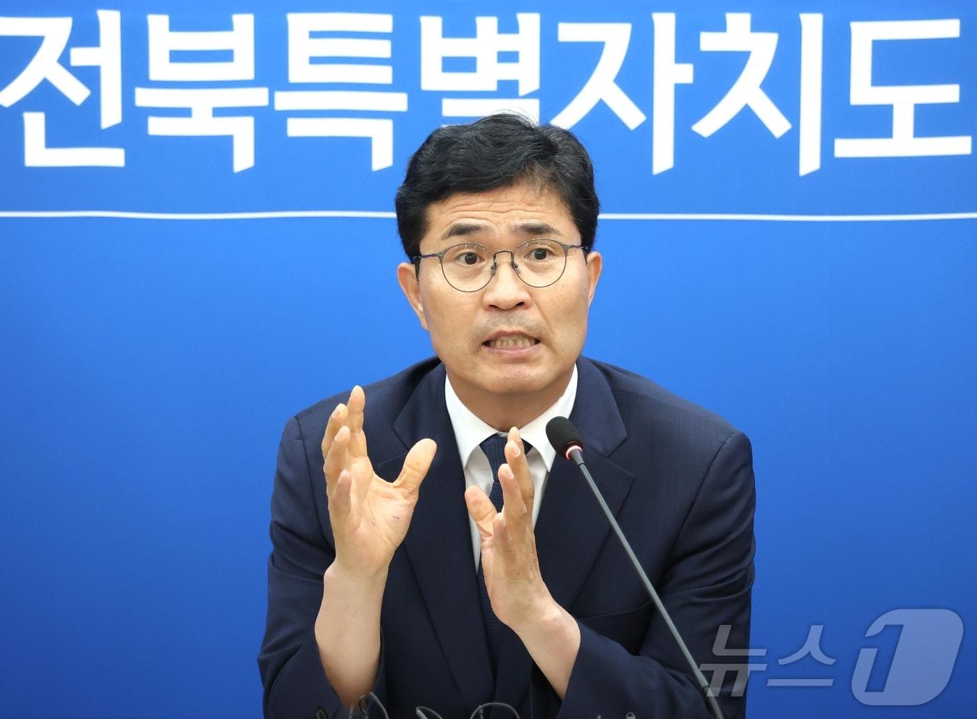 본문 이미지 - 이원택 전북특별자치도지사 당선인이 10일 전북 전주시 전북바이오융합산업진흥원 비즈니스센터에서 열린 전북도지사직 인수위원회 출범식에 앞서 기자간담회를 열고 질의에 답변을 하고 있다. 2026.6.10 ⓒ 뉴스1 유경석 기자