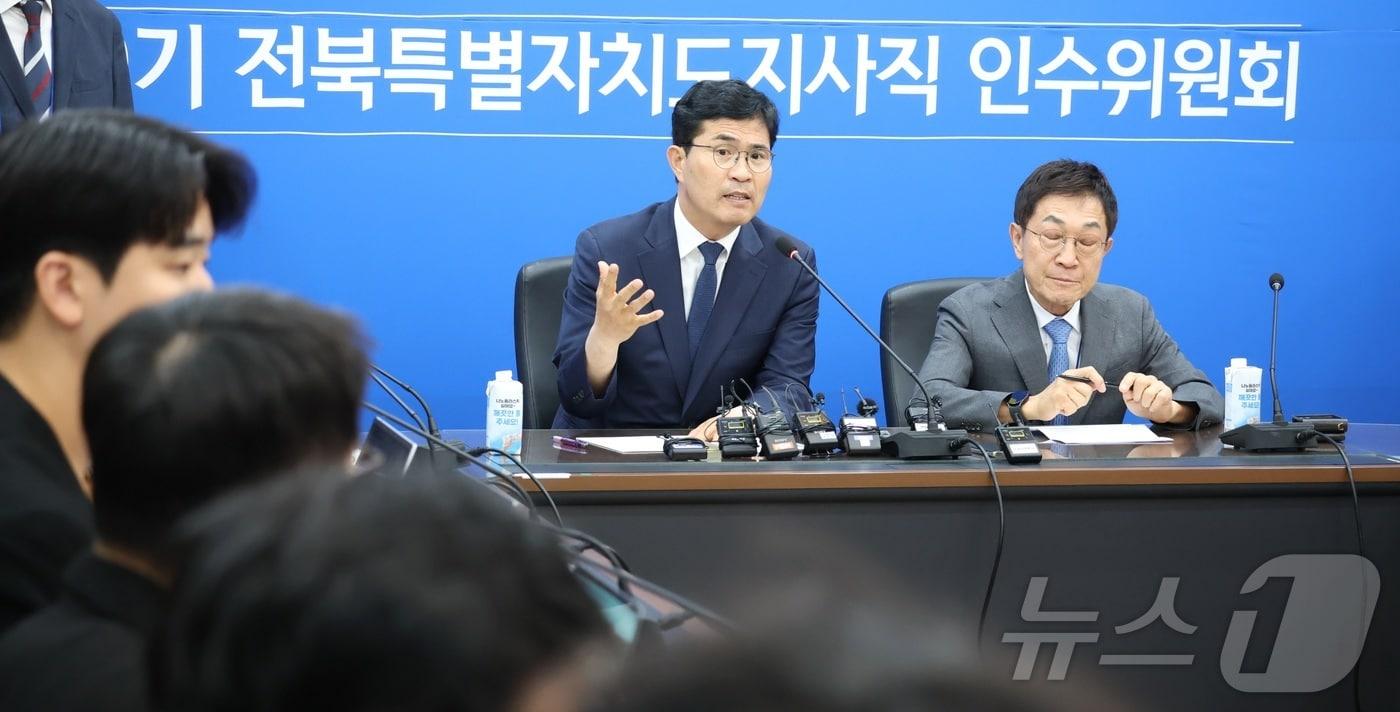 본문 이미지 - 이원택 전북특별자치도지사 당선인이 10일 전북 전주시 전북바이오융합산업진흥원 비즈니스센터에서 열린 전북도지사직 인수위원회 출범식에 앞서 기자간담회를 열고 질의에 답변을 하고 있다. 2026.6.10 ⓒ 뉴스1 유경석 기자