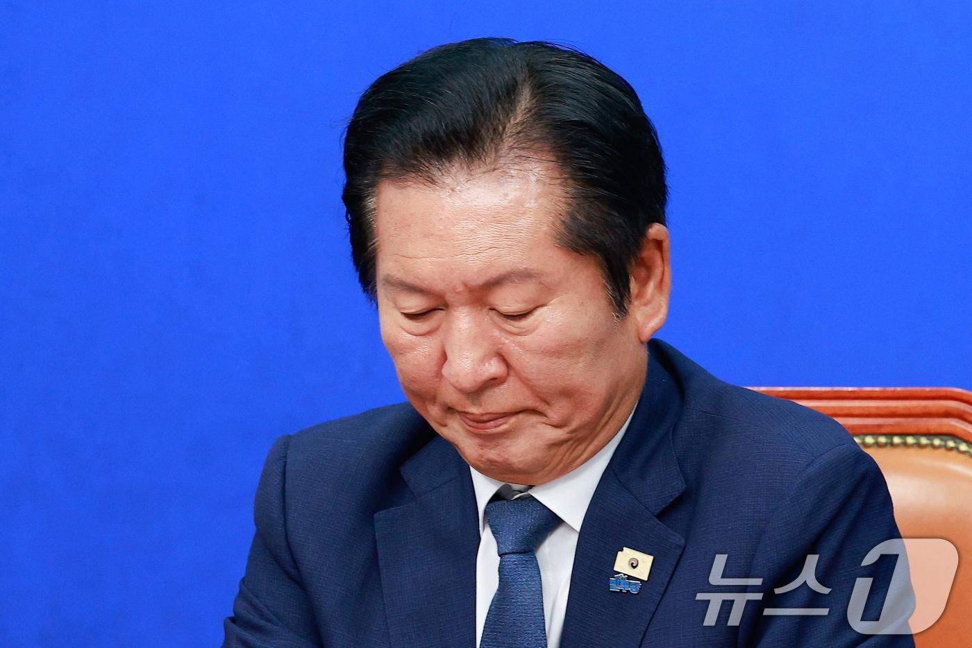 본문 이미지 - 정청래 더불어민주당 대표가 10일 오전 서울 여의도 국회에서 열린 최고위원회의에 참석해 원내대표 발언을 듣고 있다. 2026.6.10 ⓒ 뉴스1 안은나 기자