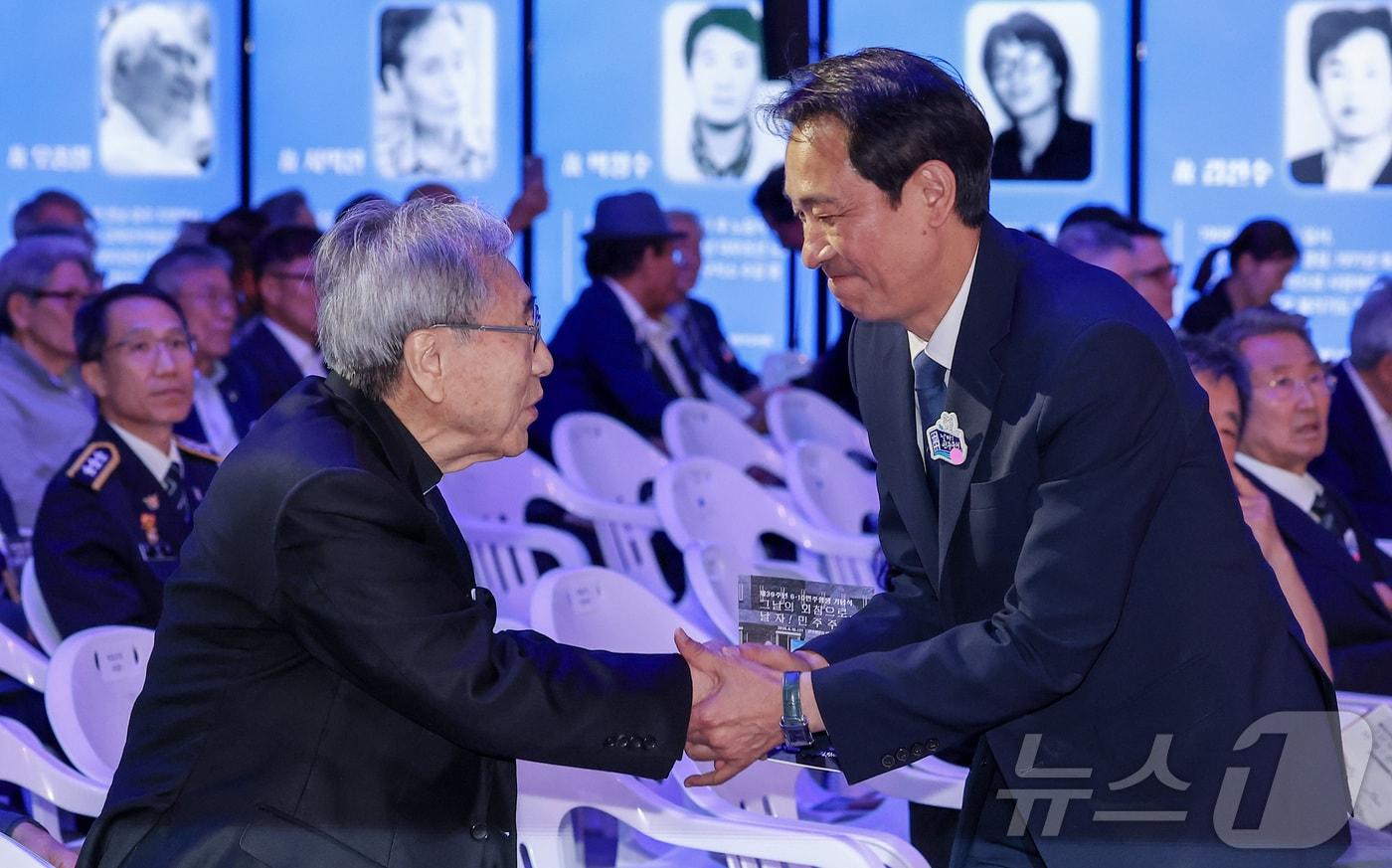 본문 이미지 - 우상호 강원도지사 당선인이 6월 10일 서울 용산구 민주화운동기념관에서 열린 제39주년 6.10 민주항쟁 기념식에서 참석자와 인사하고 있다. 2026.6.10 ⓒ 뉴스1 김성진 기자