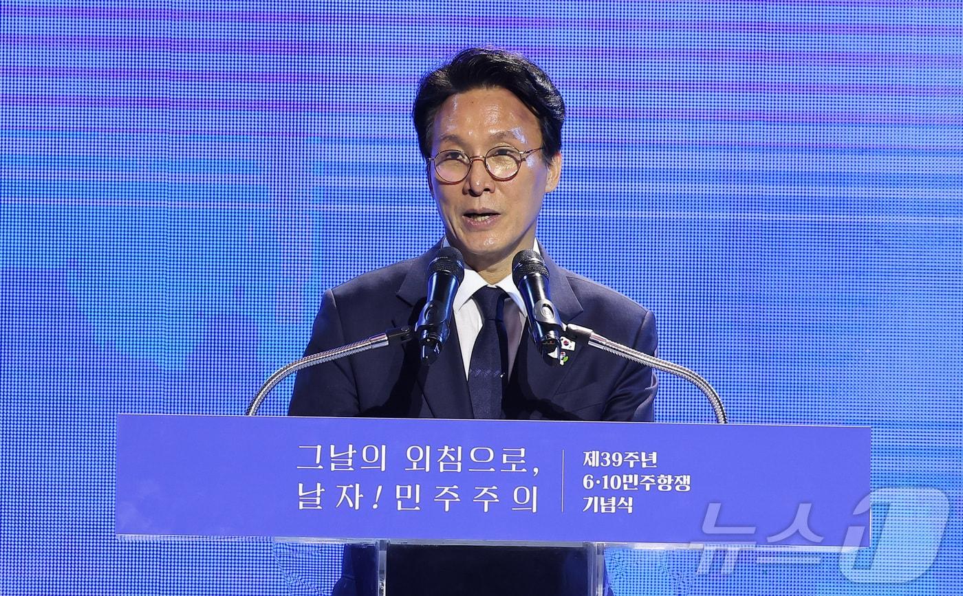 본문 이미지 - 김민석 국무총리가 10일 서울 용산구 민주화운동기념관에서 열린 제39주년 6.10 민주항쟁 기념식에서 기념사를 하고 있다. 2026.6.10 ⓒ 뉴스1 김성진 기자