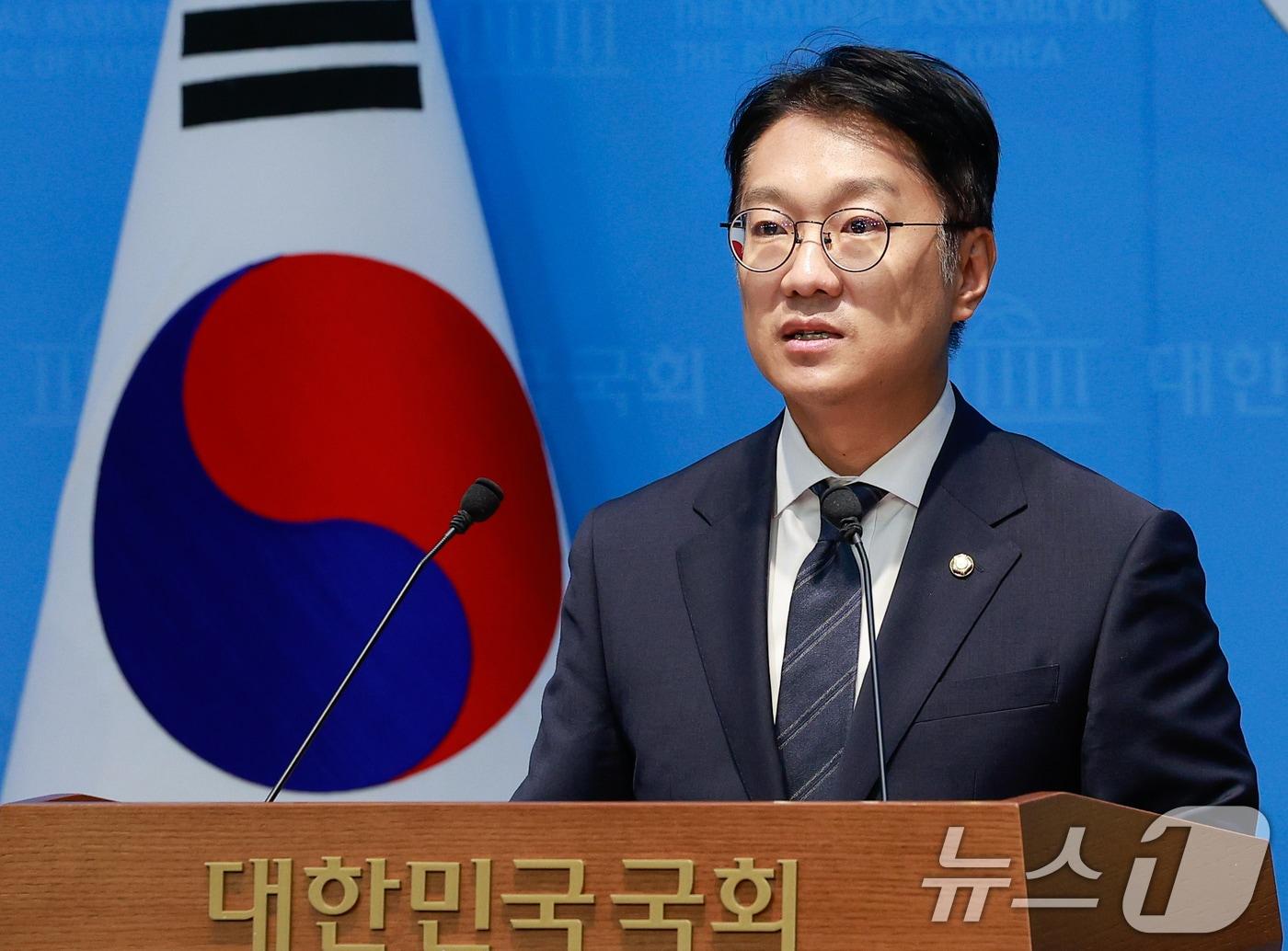 본문 이미지 - 김남준 더불어민주당 의원이 10일 서울 여의도 국회 소통관에서 민주당 전국대학생위원회의 '선관위 국민참정권 침해 규탄 및 대학가 시국선언 관련 기자회견'을 소개하고 있다. 2026.6.10 ⓒ 뉴스1 안은나 기자