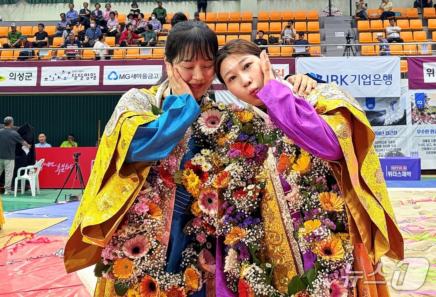 본문 이미지 - 2026 보은단오장사씨름대회서 괴산군청여자씨름단 최다혜(왼쪽)가 매화급 장사에, 김다영이 무궁화급 장사에 각각 올랐다.(괴산군 제공. 재판매 및 DB금지)/뉴스1