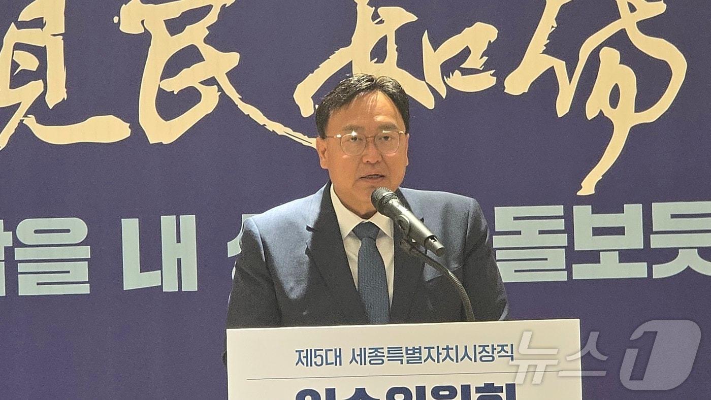 본문 이미지 - 조상호 세종시장 당선인이 10일 집현동 복합커뮤니센터 4층에서 민선 5기 세종시장직 인수위 출범과 관련해 설명하고 있다. ⓒ 뉴스1 장동열 기자