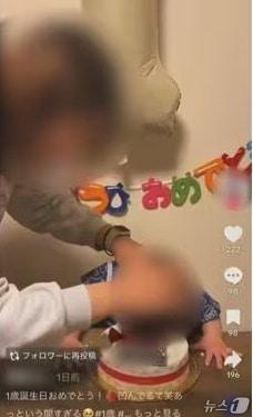 본문 이미지 - 일본에서 성인 여성이 생일을 맞은 아이의 얼굴을 케이크에 눌러 논란이 되고 있다. (출처=엑스) 2026.6.10./뉴스1