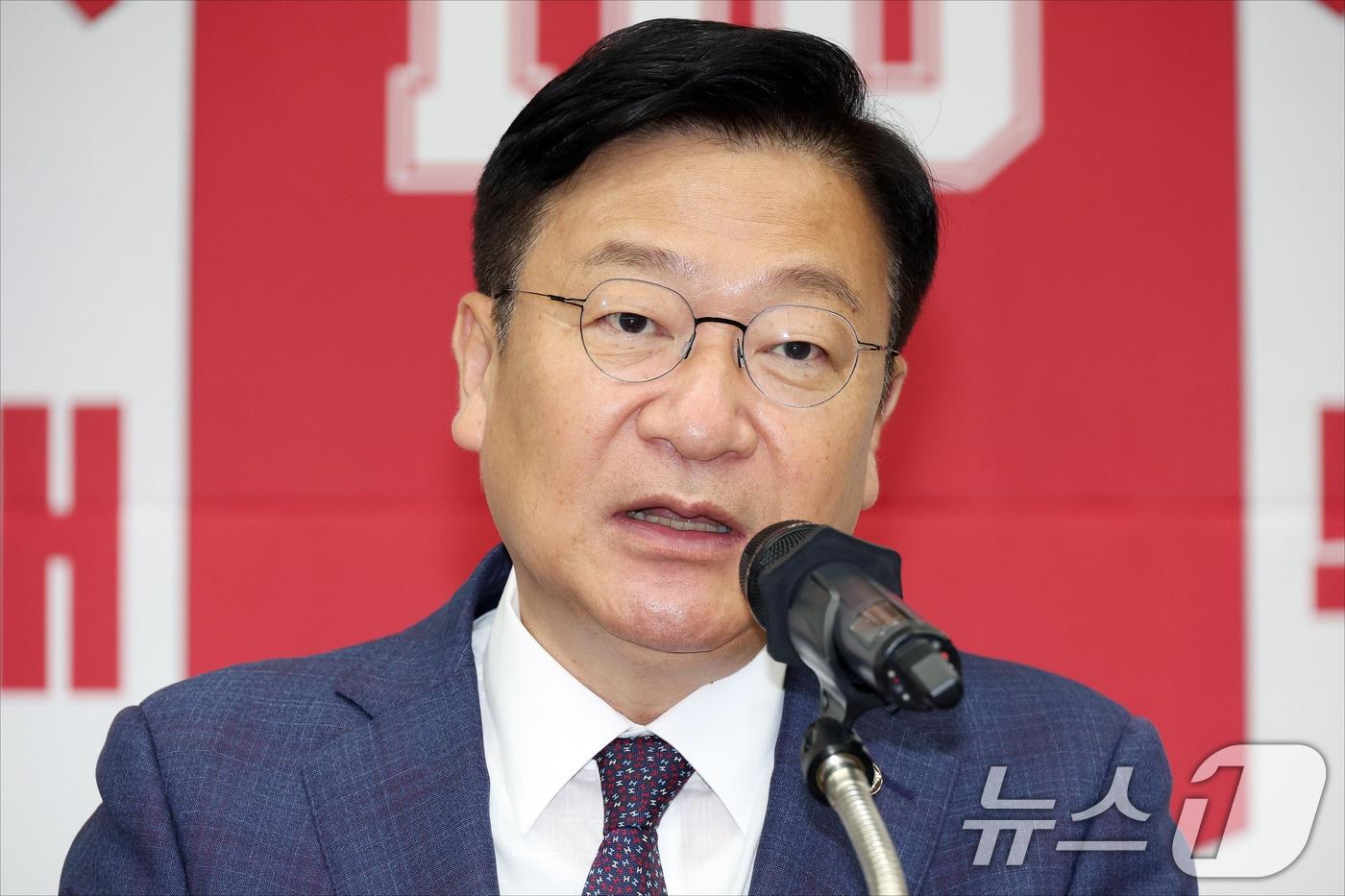 본문 이미지 - 정점식 국민의힘 신임 원내대표가 10일 서울 여의도 국회에서 열린 국민의힘 원내대표 선출 의원총회에서 당선 소감을 밝히고 있다. (공동취재) 2026.6.10 ⓒ 뉴스1 신웅수 기자
