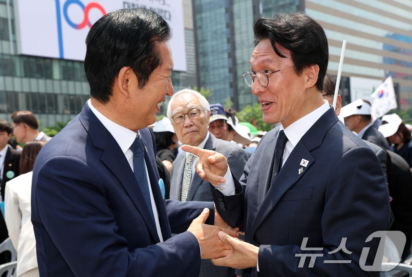 본문 이미지 - 김민석 국무총리와 정청래 더불어민주당 대표가 지난 10일 오전 서울 종로구 광화문광장에서 열린 제100주년 6·10 만세운동 기념식을 마치고 인사를 하고 있다. 2026.6.10 ⓒ 뉴스1 김명섭 기자