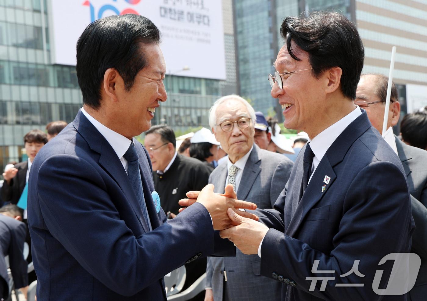 본문 이미지 - 김민석 국무총리와 정청래 더불어민주당 대표가 10일 오전 서울 종로구 광화문광장에서 열린 제100주년 6·10 만세운동 기념식을 마치고 인사를 하고 있다. 2026.6.10 ⓒ 뉴스1 김명섭 기자