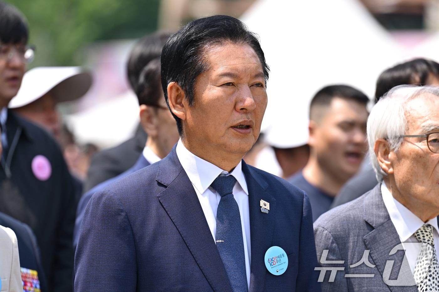 본문 이미지 - 10일 서울 종로구 광화문광장에서 열린 제100주년 6·10만세운동 기념식에 정청래 더불어민주당 대표가 애국가를 부르고 있다. (공동취재) 2026.6.10 ⓒ 뉴스1 김명섭 기자