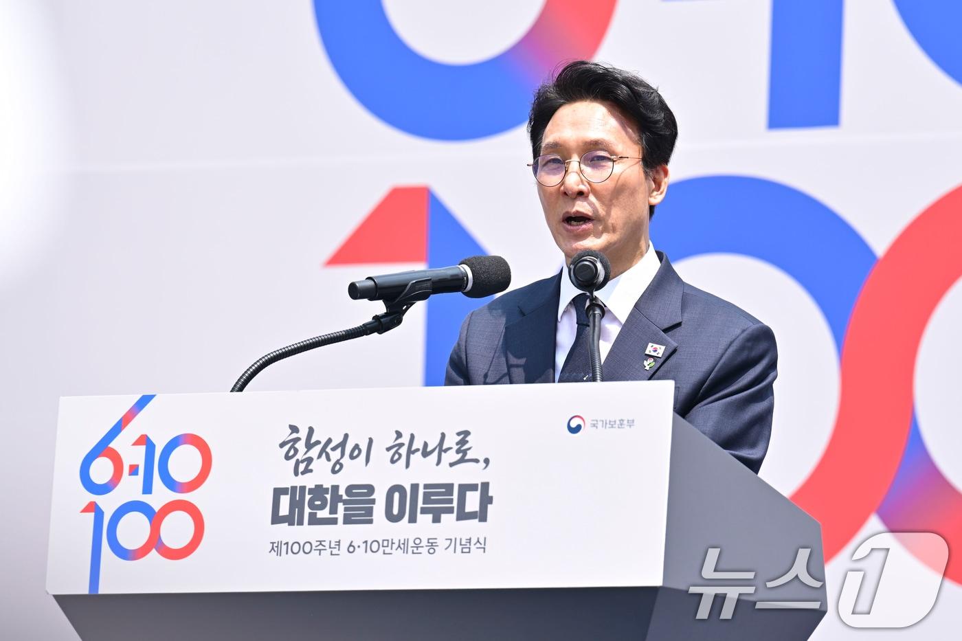 본문 이미지 - 10일 서울 종로구 광화문광장에서 열린 제100주년 6·10만세운동 기념식에 김민석 국무총리가 기념사를 하고 있다. (공동취재) 2026.6.10 ⓒ 뉴스1 김명섭 기자