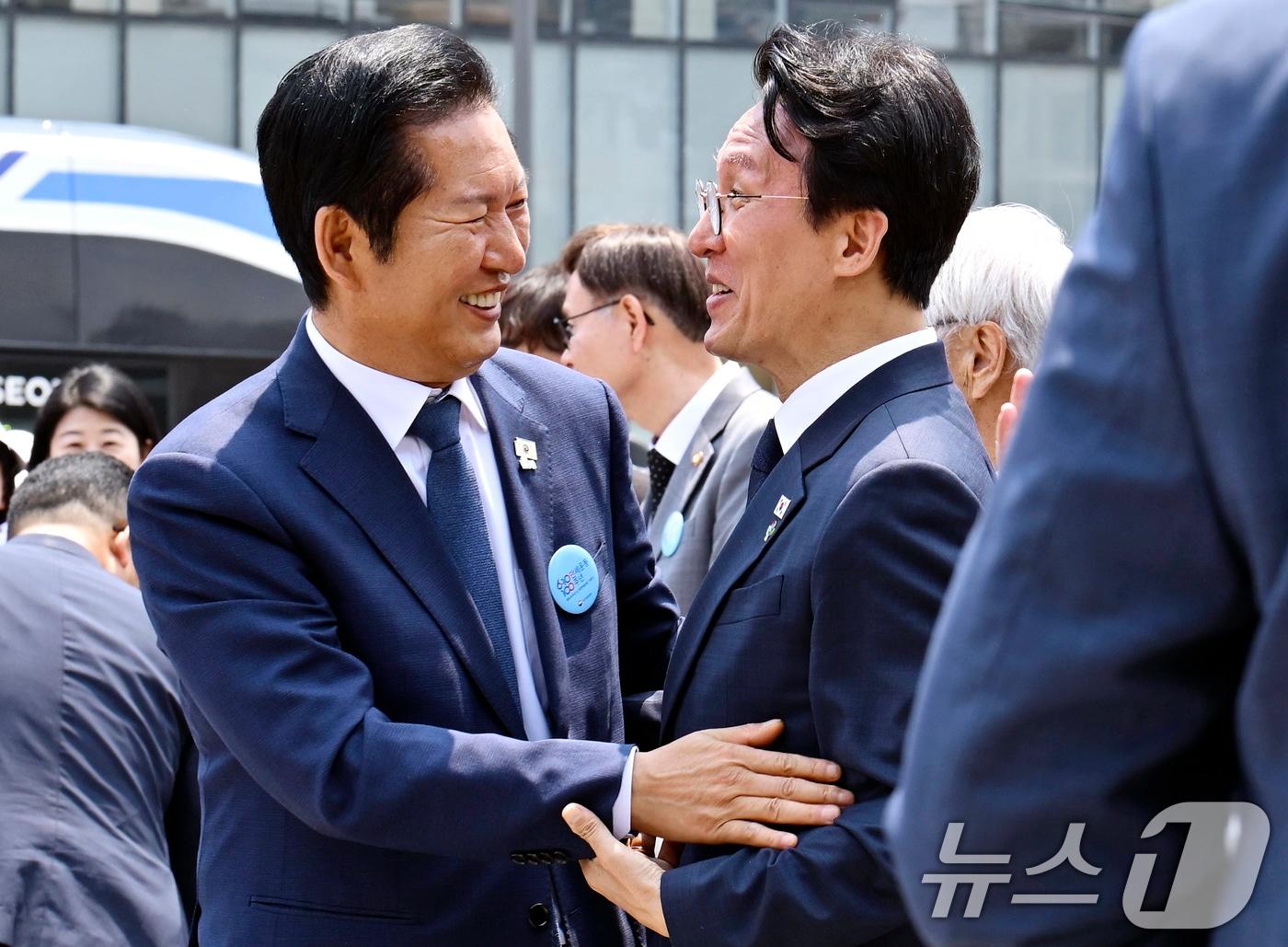 본문 이미지 - 지난 6월 10일 서울 종로구 광화문광장에서 열린 제100주년 6·10만세운동 기념식에 정청래(왼쪽) 더불어민주당 대표와 김민석 국무총리가 포옹하고 있다. (공동취재) 2026.6.10 ⓒ 뉴스1 김명섭 기자