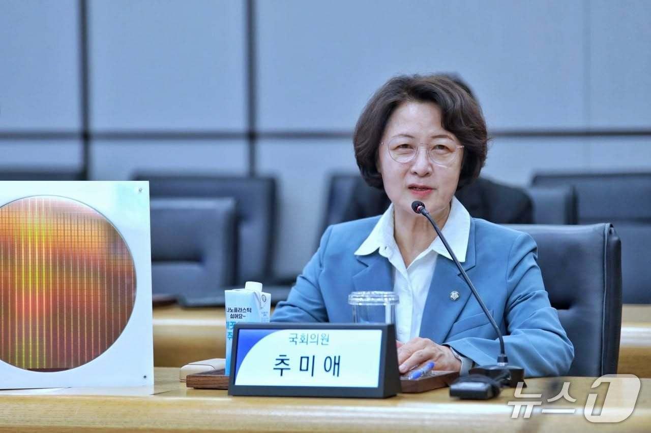 본문 이미지 - 추미애 경기도지사 당선인이 지난 4월 24일 삼성전자 평택캠퍼스를 방문했을 당시 모습.(추 당선인 측 제공. 재판매 및 DB금지)