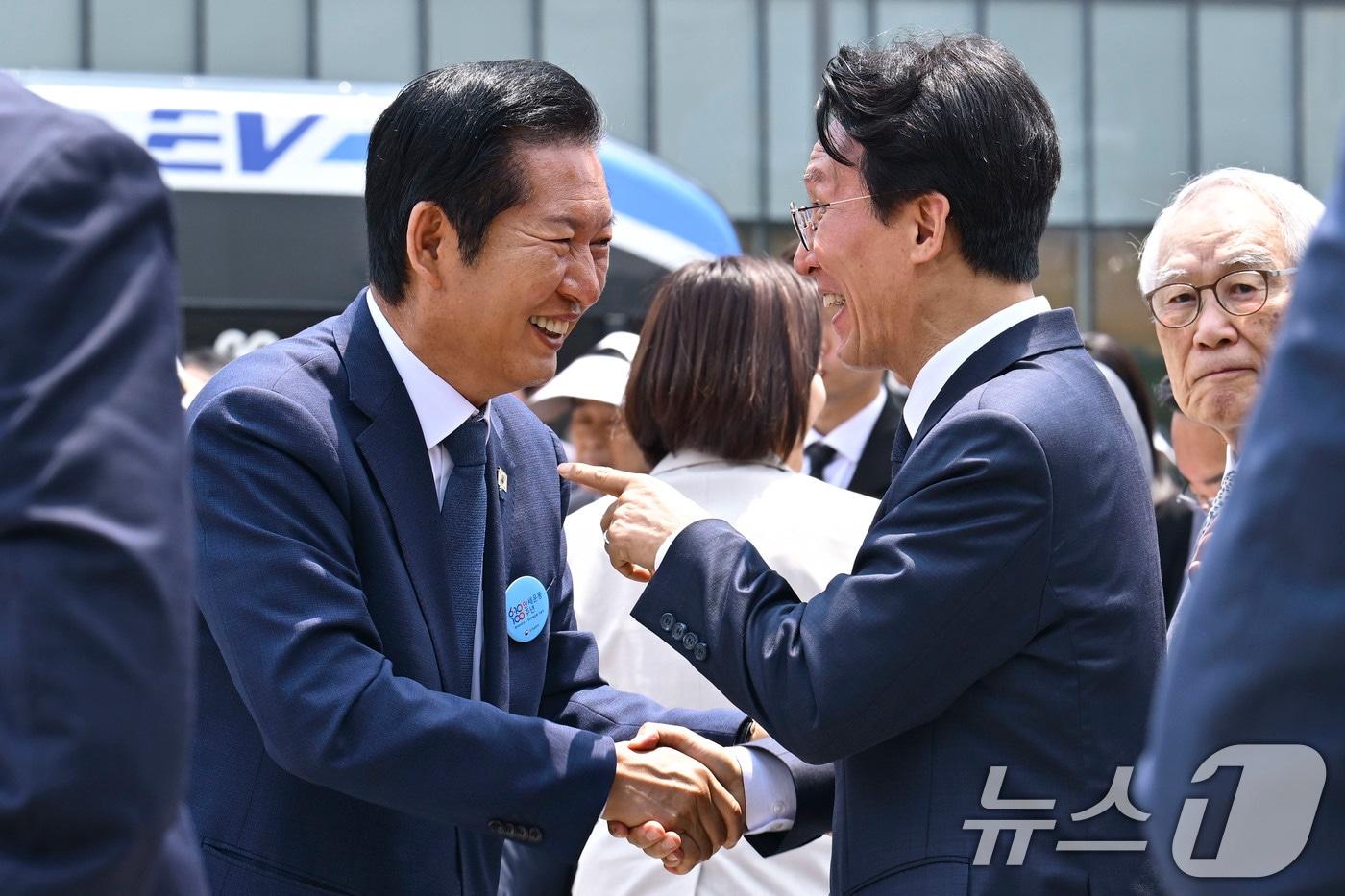 본문 이미지 - 김민석 국무총리와 정청래 더불어민주당 대표가 10일 서울 종로구 광화문광장에서 열린 제100주년 6·10만세운동 기념식에서 대화를 나누고 있다. 2026.06.10. 2026.6.10 ⓒ 뉴스1 김명섭 기자