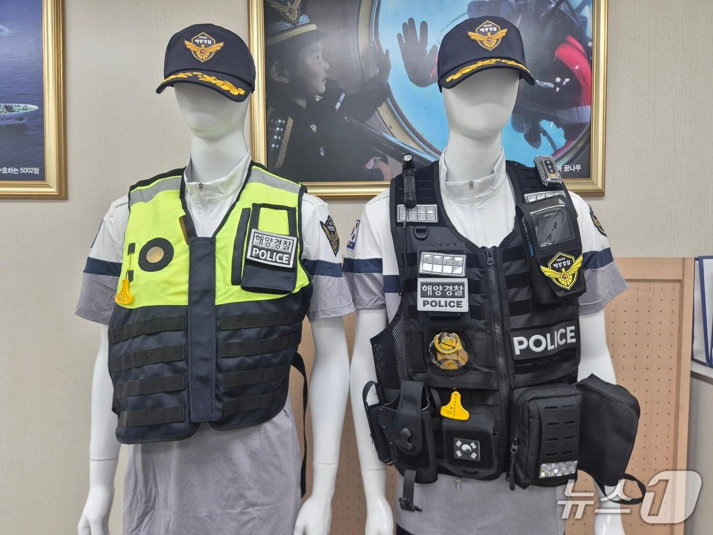 본문 이미지 - 기존 외근 부력조끼와 개선형 외근 부력조끼(사진 오른쪽)/뉴스1