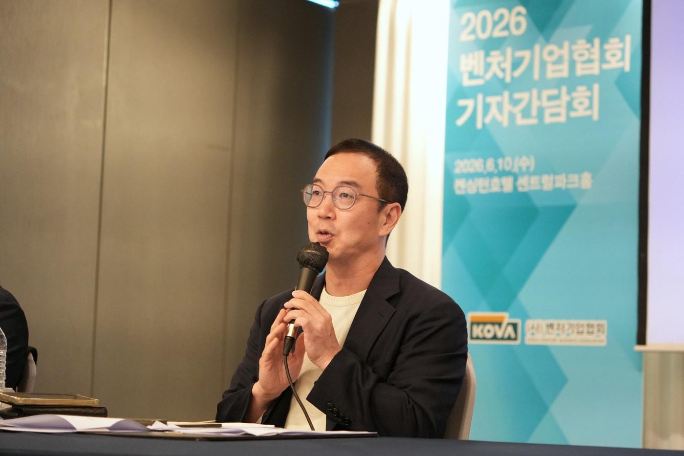 본문 이미지 - 송병준 벤처기업협회 회장이 10일 오전 서울 여의도 켄싱턴호텔에서 열린 2026 기자간담회에서 발언하고 있다. 2026.6.10 (벤처기업협회 제공)