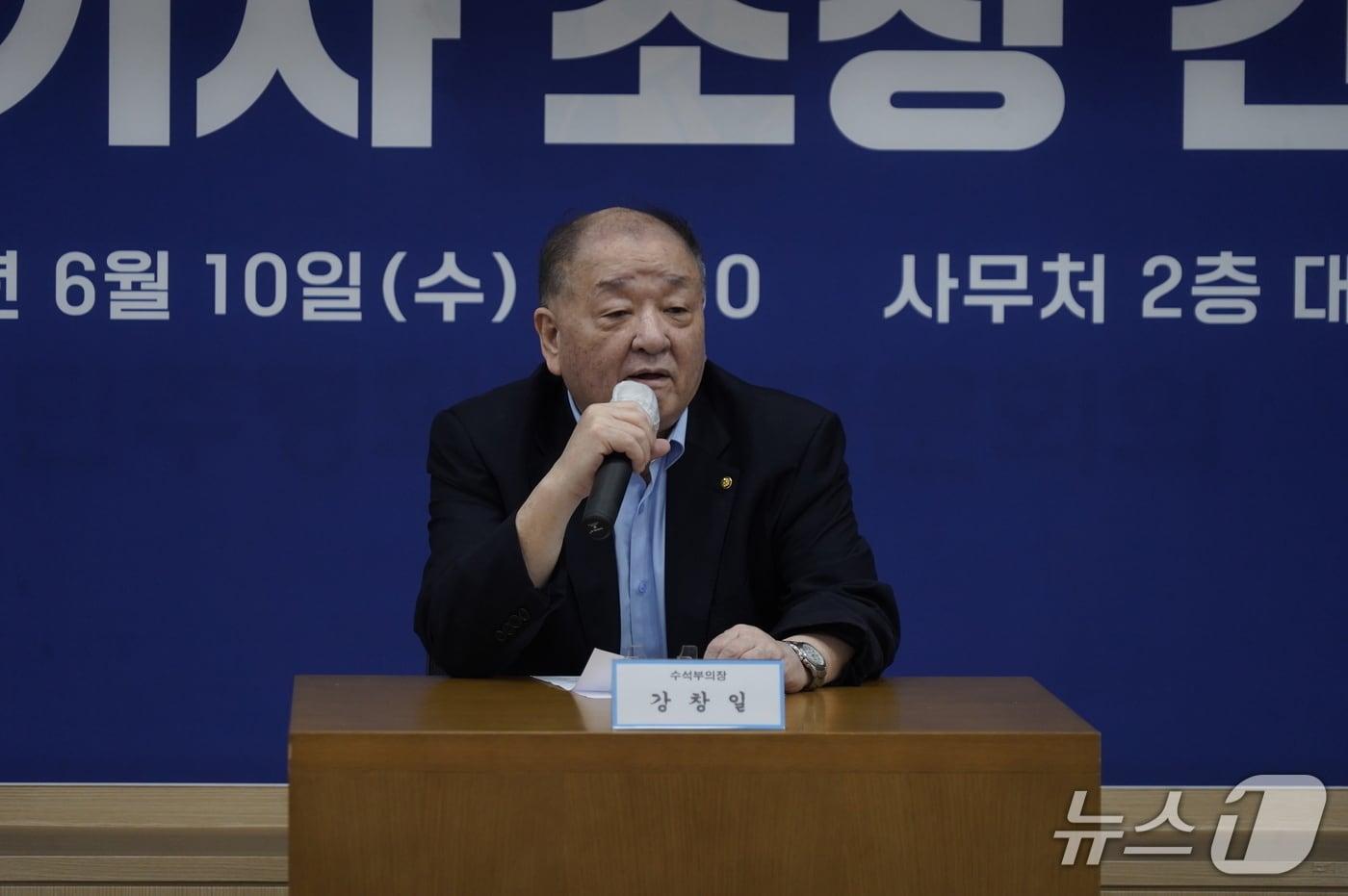 본문 이미지 - 강창일 민주평화통일자문회의(민주평통) 수석부의장이 10일 서울 중구 민주평통 사무처에서 열린 기자간담회에서 발언하는 모습.(민주평통 제공).