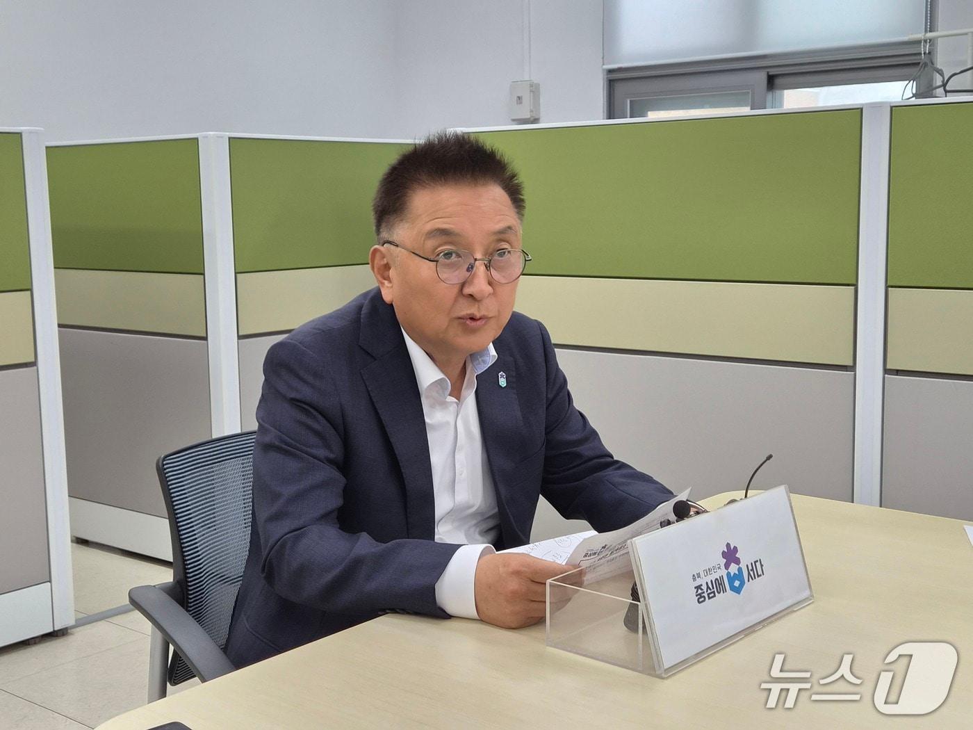 본문 이미지 - 김영환 충북지사가 10일 도청 기자실을 찾아 지난 지방선거와 관련한 입장을 밝히고 있다. 2026.6.10/뉴스1