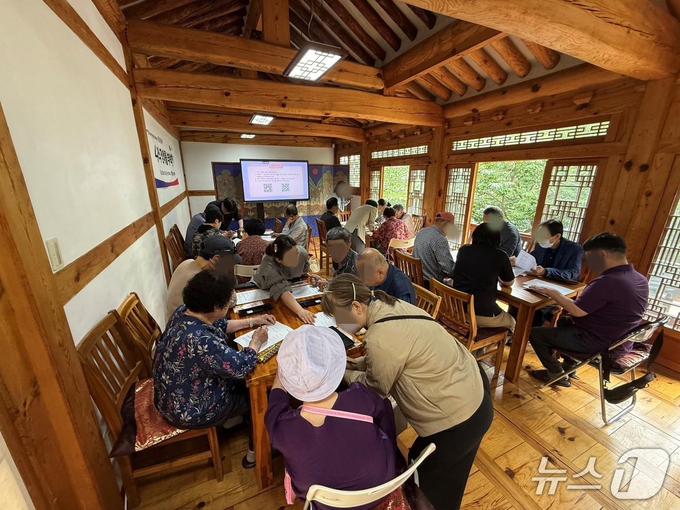 본문 이미지 - 10일 서울 종로구 무계원에서 열린 품위사 교육 '나의 장례를 부탁해'에서 참석자들이 장례 방식과 사전 준비 절차에 관한 설명을 듣고 있다. 2026.6.10/뉴스1 ⓒ News1 이비슬 기자