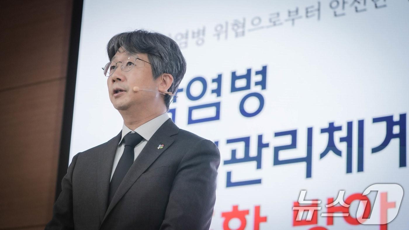 본문 이미지 - 임승관 질병관리청장이 10일 충북 청주 국립중앙인체자원은행에서 감염병 위기관리체계 고도화 방안을 발표하고 있다. (질병관리청 제공. 재판매 및 DB금지) 2026.6.10 ⓒ 뉴스1