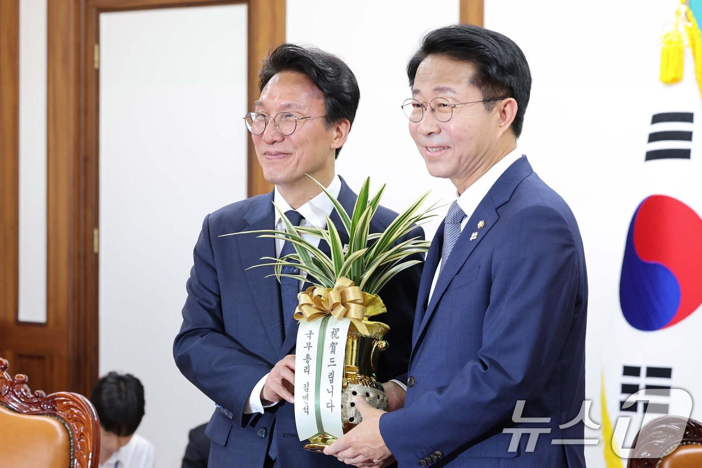본문 이미지 - 김민석 국무총리가 10일 서울 여의도 국회를 찾아 조정식 국회의장에게 취임 축하난을 선물하고 있다. 2026.6.10 ⓒ 뉴스1 신웅수 기자