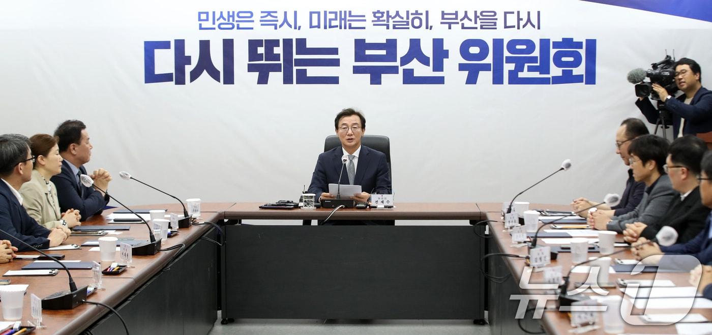 본문 이미지 - 전재수 부산시장 당선인이 10일 오후 부산 부산진구 부산시상수도사업본부에서 열린 부산시장 인수위원회 출범식에서 발언하고 있다. 2026.6.10 ⓒ 뉴스1 윤일지 기자