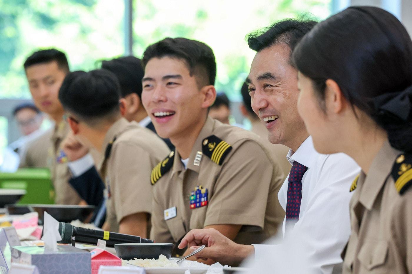 본문 이미지 - 안규백 국방부 장관이 10일 해군사관학교를 방문해 사관생도들과 대화하고 있다.(국방부 제공)