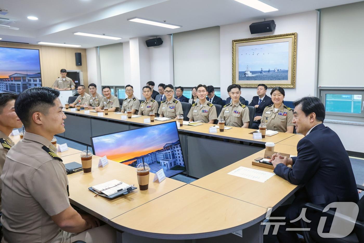 본문 이미지 - 안규백 국방부 장관이 10일 진해 해군사관학교를 방문, 해군사관생도들을 만나 정예 해군장교 양성 및 국군사관학교(3군 통합)  창설에 관한 의견을 청취하고 있다. (국방부 제공. 재판매 및 DB금지) 2026.6.10 ⓒ 뉴스1