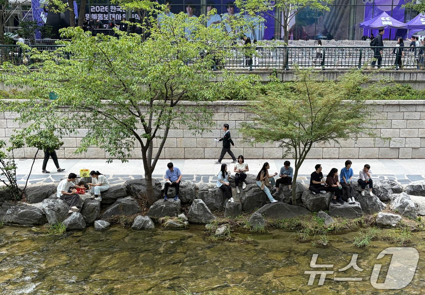 본문 이미지 - 초여름 날씨를 보인 10일 오후 서울 청계천에 나무 그늘아래서 시민들이 휴식을 취하고 있다. 2026.6.10 ⓒ 뉴스1 박세연 기자