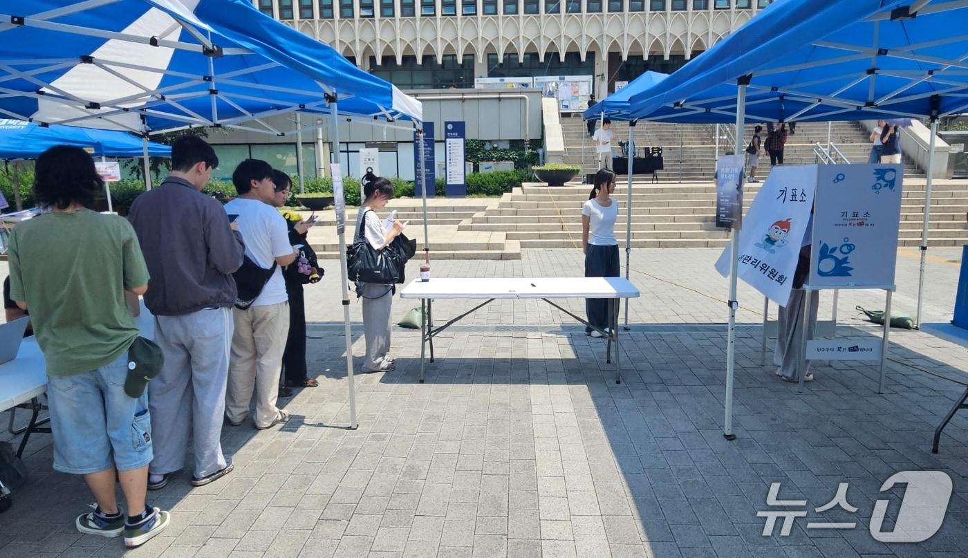 본문 이미지 - 10일 오후 서울 서대문구 연세대 학생회관 앞에서 진행되고 있는 '연세인 공동행동'. 2026.6.10 ⓒ 뉴스1 윤지오 수습기자