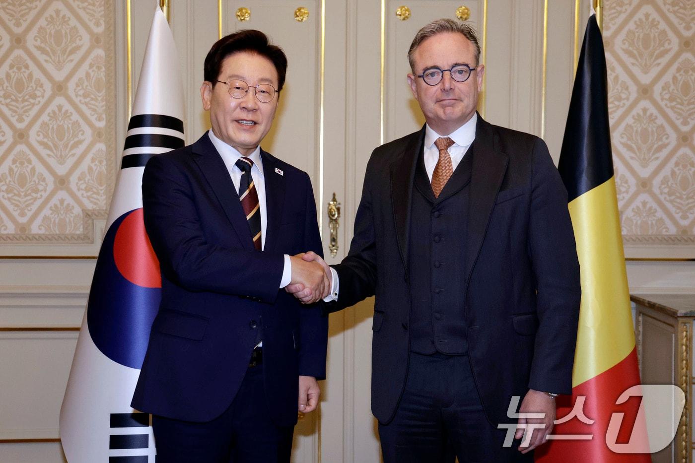 본문 이미지 - 이재명 대통령과 바트 드 웨브흐 벨기에 총리가 10일(현지시간) 벨기에 브뤼셀 총리 관저에서 열린 정상회담에 앞서 악수하고 있다 2026.6.10 ⓒ 뉴스1 허경 기자