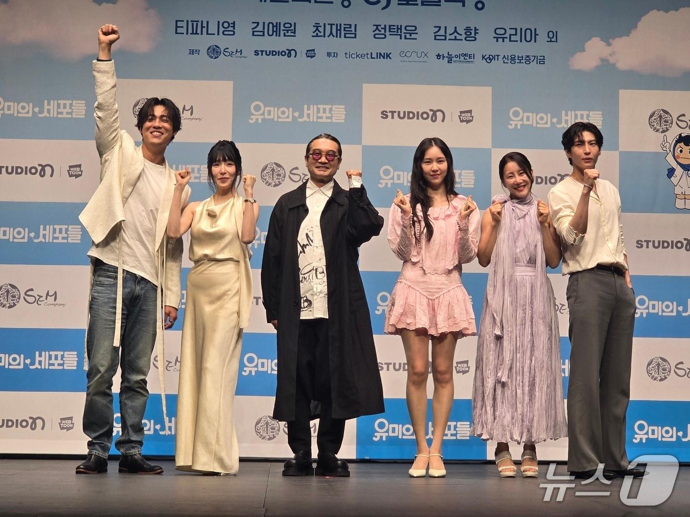 본문 이미지 - 10일 서울 광진구 광나루로 '티켓링크1975씨어터'에서 열린 뮤지컬 '유미의 세포' 제작발표회 겸 기자간담회에서 참석자들이 포즈를 취하고 있다. 왼쪽부터 배우 최재림, 배우 티파니 영, 연출 양정웅, 배우 김예원, 배우 김소향, 배우 정택운. ⓒ 뉴스1 김정한 기자