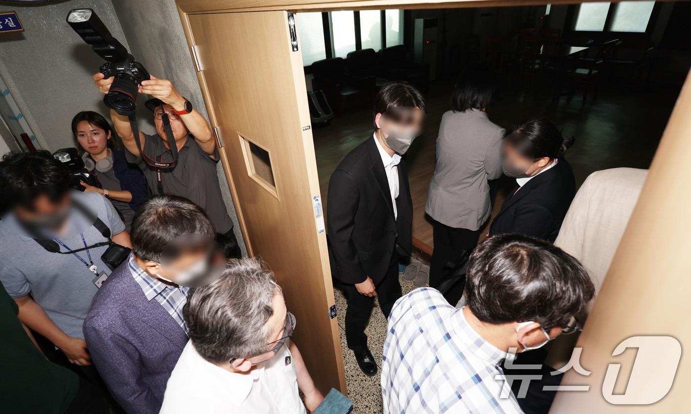 본문 이미지 - 김지연 서울동부지방법원 부장판사와 서울시장 후보였던 김정철 개혁신당 최고위원 등 관계자가 10일 오후 투표용지 부족사태가 발생한 서울 송파구 잠실7동 제2투표소가 마련됐던 한 아파트 노인정에서 현장검증을 진행하고 있다. (공동취재) 2026.6.10 ⓒ 뉴스1 최지환 기자