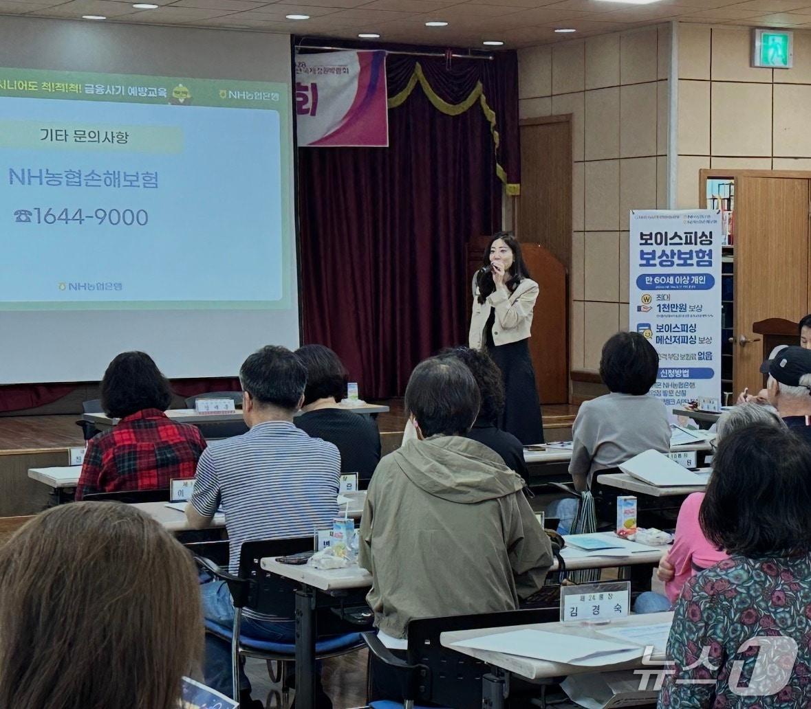 본문 이미지 - NH농협은행 울산본부가 10일 남구 옥동행정복지센터에서 만 60세 이상 주민들을 대상으로 '보이스피싱 보상보험' 무료가입 행사를 열었다.(NH농협은행 울산본부 제공. 재판매 및 DB금지)/뉴스1