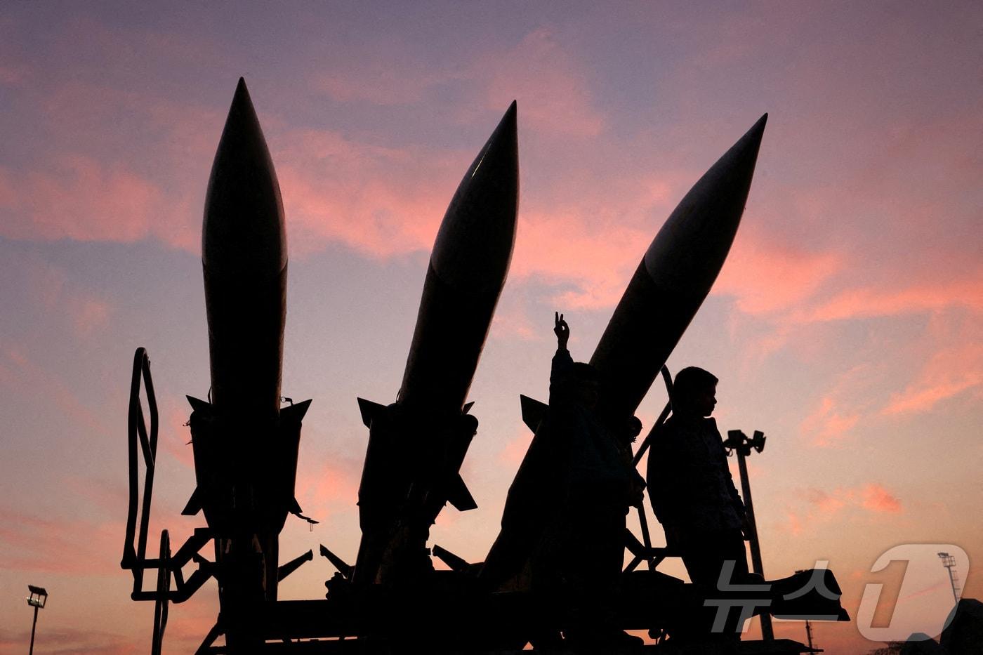 본문 이미지 - 이란 수도 테헤란 소재 혁명수비대(IRGC) 항공우주군 박물관에 전시돼 있는 미사일. 2025.03.28. ⓒ 로이터=뉴스1