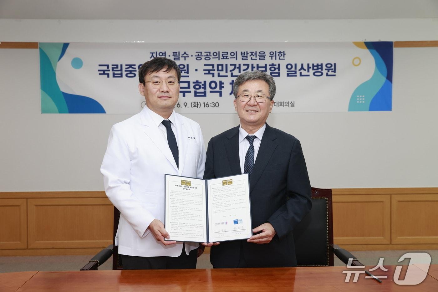 본문 이미지 - 9일 국민건강보험 일산병원 한창훈 병원장(왼쪽)과 서길준 국립중앙의료원장이 업무협약식에서 기념촬영을 하고 있다. (건보 일산병원 제공, 재판매 및 DB금지)