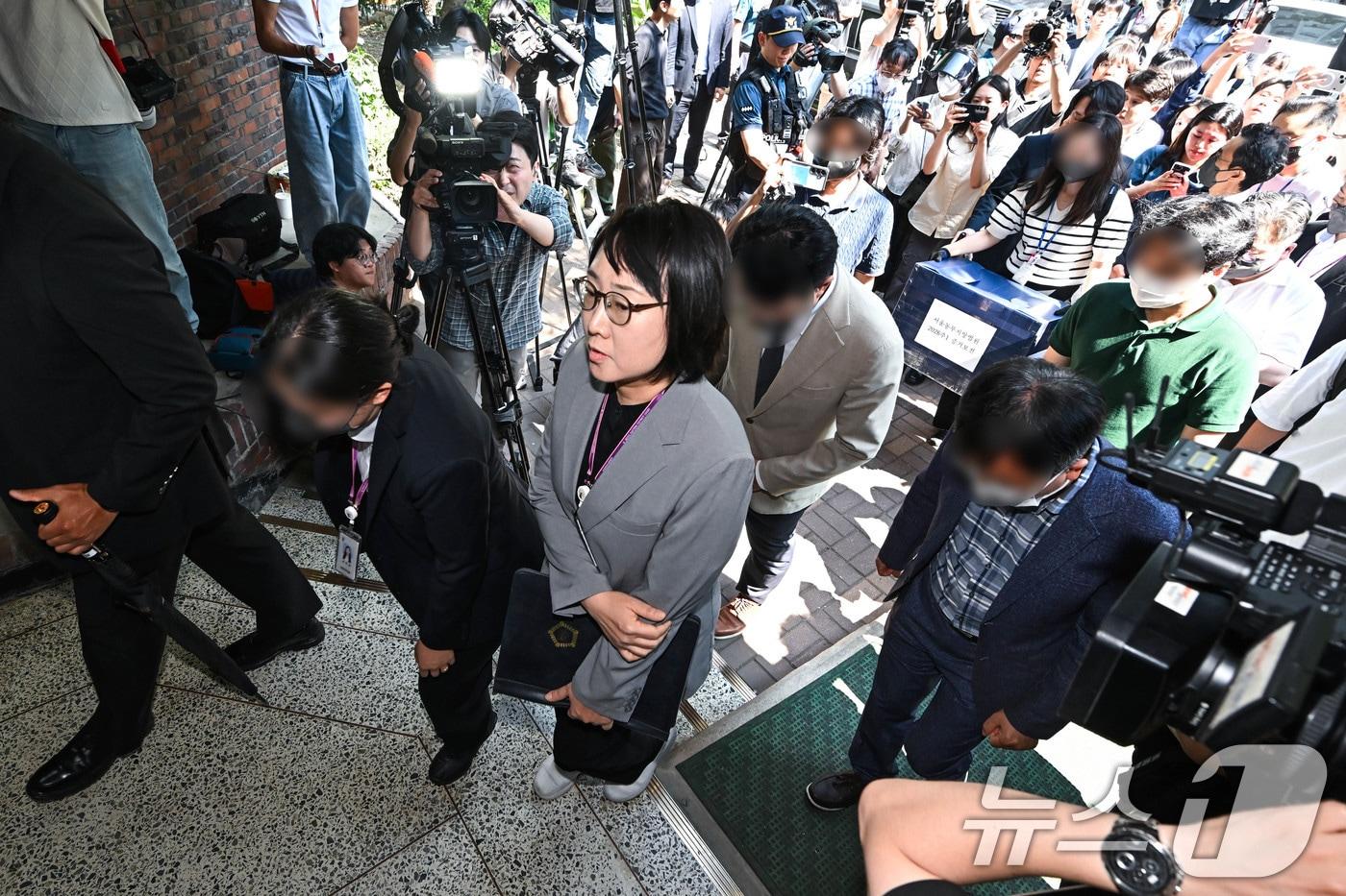 본문 이미지 - 김지연 서울동부지방법원 부장판사와 관계자들이 10일 오후 투표용지 부족사태가 발생한 서울 송파구 잠실7동 제2투표소가 마련됐던 한 아파트 노인정의 현장 검증을 위해 현장에 진입하고 있다. 2026.6.10 ⓒ 뉴스1 최지환 기자
