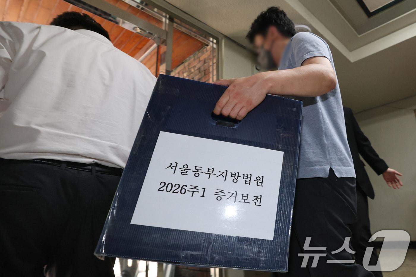 본문 이미지 - 김지연 서울동부지방법원 부장판사와 관계자들이 10일 오후 6·3 지방선거 투표용지 부족 사태가 발생한 잠실7동 제2투표소였던 서울 송파구 우성아파트 노인정의 현장 검증을 마친 뒤 이동하고 있다. (공동취재) 2026.6.10 ⓒ 뉴스1 최지환 기자