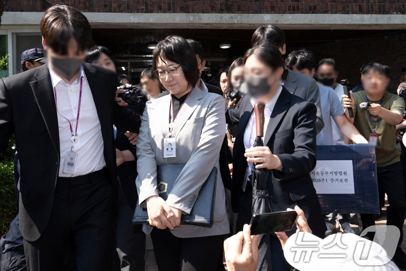 본문 이미지 - 김지연 서울동부지방법원 부장판사와 관계자들이 10일 6·3 투표용지 부족 사태가 발생한 서울 송파구 잠실7동 제2투표소의 현장 검증을 마친 후 건물을 나서고 있다. 2026.06.10. ⓒ 뉴스1 최지환 기자