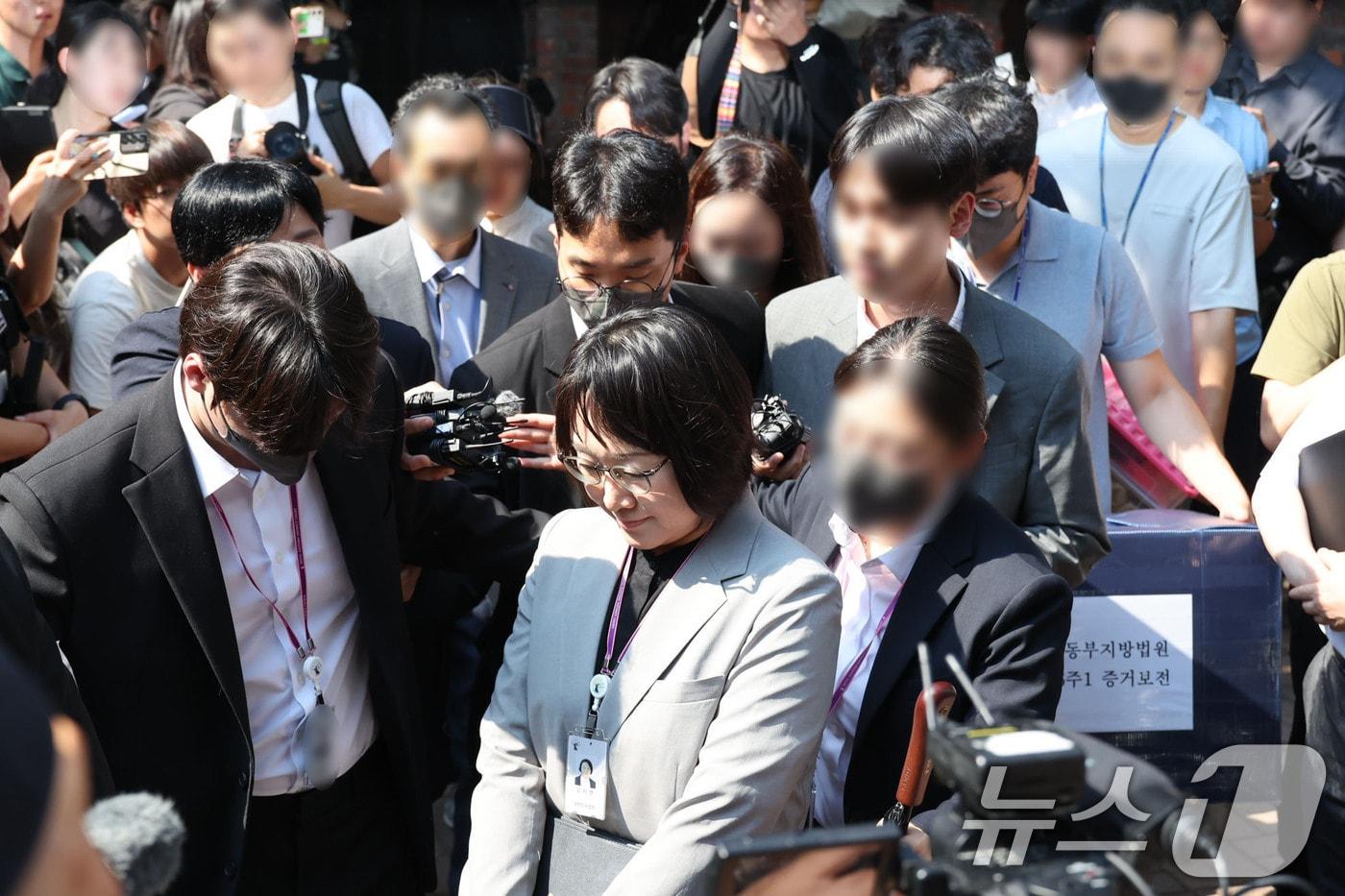 본문 이미지 - 김지연 서울동부지법 민사51단독 부장판사와 수사관들이 10일 오후 잠실7동 제2투표소인 서울 송파구 우성아파트 노인정을 현장검증 후 나서고 있다. (공동취재)2026.6.10 ⓒ 뉴스1 최지환 기자