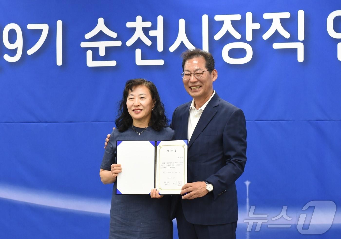 본문 이미지 - 손훈모 순천시장 당선인이 10일 오후 인수위원회 현판식을 열고 박기영 인수위원장에게 위촉장을 전달하고 있다. 2026.6.10 ⓒ 뉴스1 김성준 기자