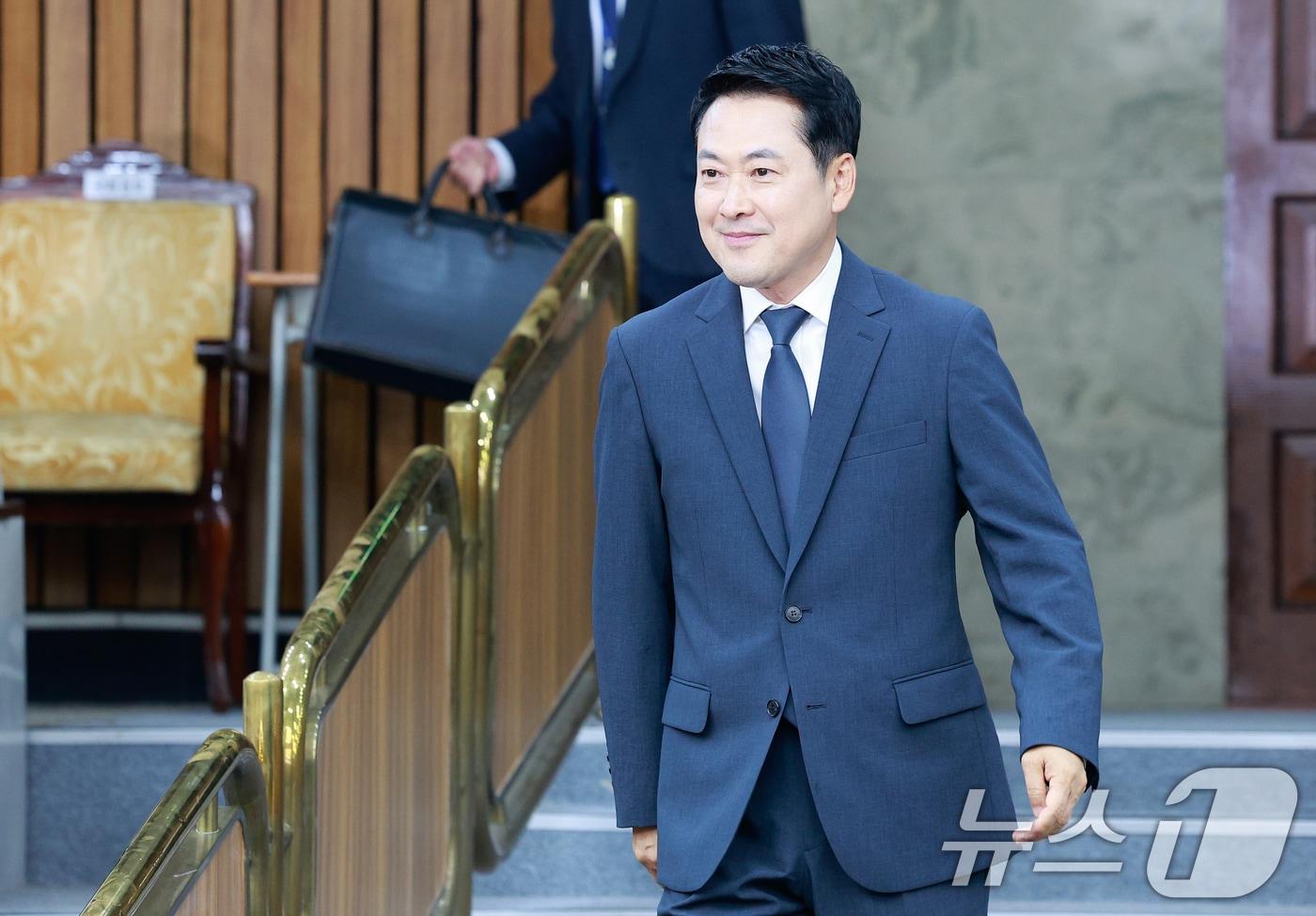 본문 이미지 - 장동혁 국민의힘 대표가 10일 오후 서울 여의도 국회에서 열린 '6·3 지방선거 투표용지 부족 사태 관련 국민 참정권 회복을 위한 시국선언 대학생 간담회'에 입장하고 있다. 2026.6.10 ⓒ 뉴스1 안은나 기자
