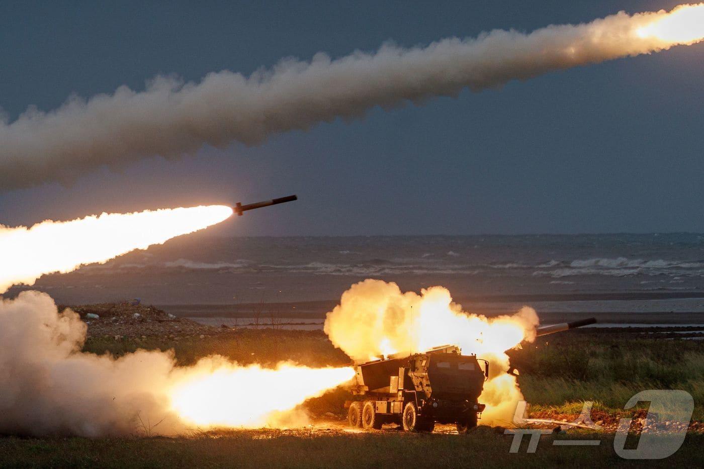 본문 이미지 - 10일(현지시간) 대만 타이중에서 대만 육군의 M142 고기동포병 로켓시스템(HIMARS)이 실사격 훈련 중 로켓을 발사하고 있다. 2026.06.10. ⓒ AFP=뉴스1
