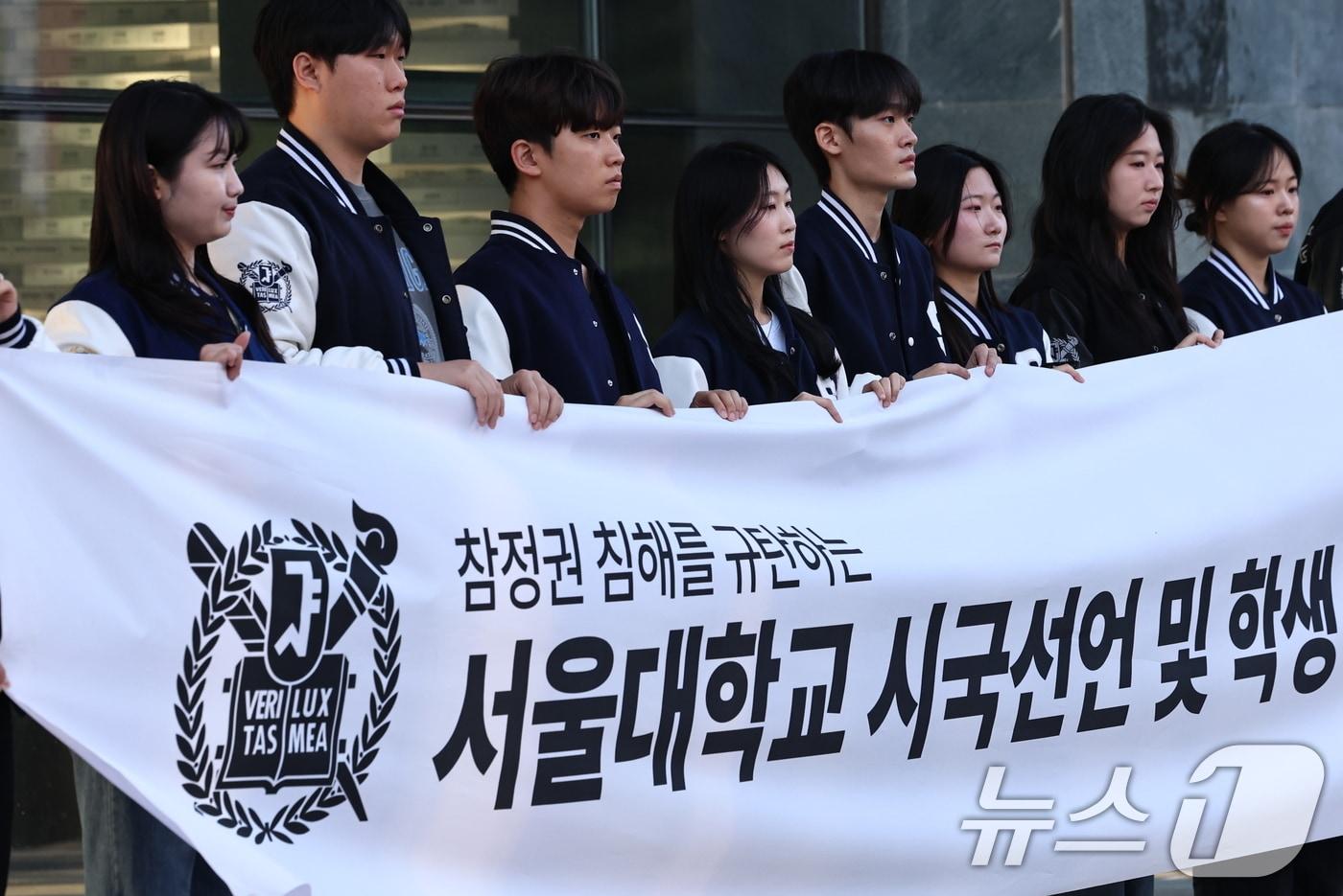 본문 이미지 - 서울대 단과대 학생회장들이 10일 오후 서울 관악구 서울대학교에서 투표용지 부족 사태와 관련해 참정권 침해 규탄 시국선언을 하고 있다. 2026.6.10 ⓒ 뉴스1 구윤성 기자