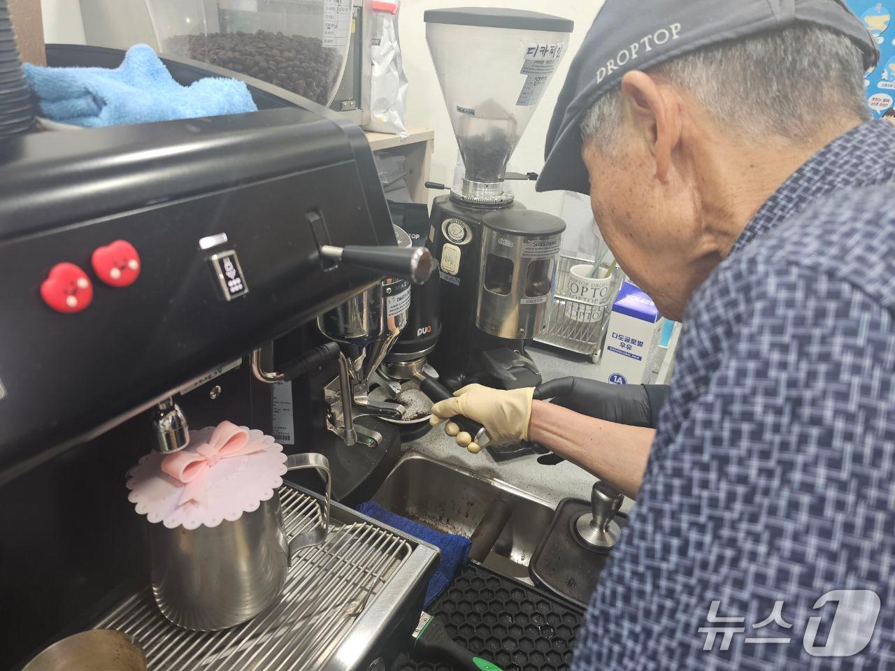 본문 이미지 - 한국도로공사 강원본부의 '슬로우 바리스타'(Slow Barista) 시범 사업 자료 사진. (한국도로공사 강원본부 제공. 재판매 및 DB금지) 2026.6.10/뉴스1