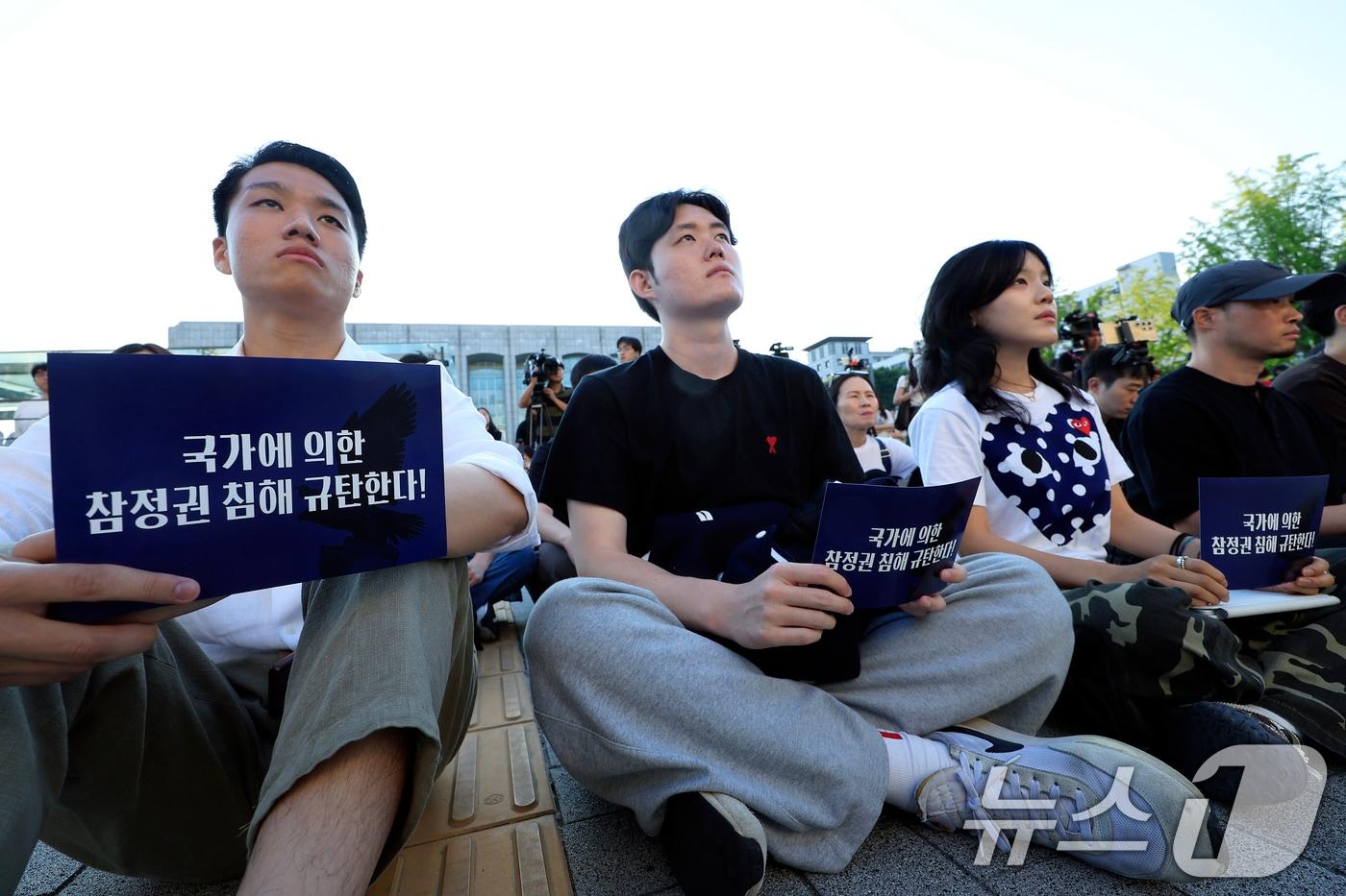 본문 이미지 - 10일 오후 서울시 서대문구 연세로 연세대학교 신촌캠퍼스 학생회관 앞에서 열린 제9회 전국동시지방선거 투표용지 부족 사태 관련 연세인 시국선언에서 학생들이 국가에 의한 참정권 침해 규탄 피케팅을 하고 있다.2026.6.10 ⓒ 뉴스1 박정호 기자